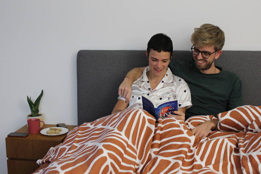 imagem de um casal deitado na cama